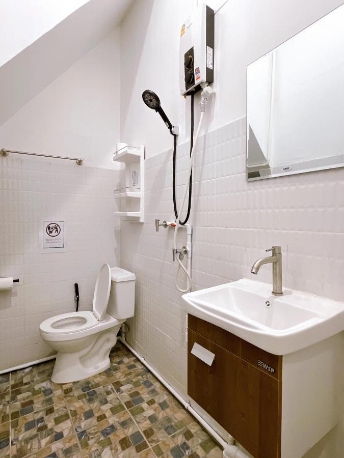 Lively And Cozy Canal House ,Entire House Банкок Екстериор снимка