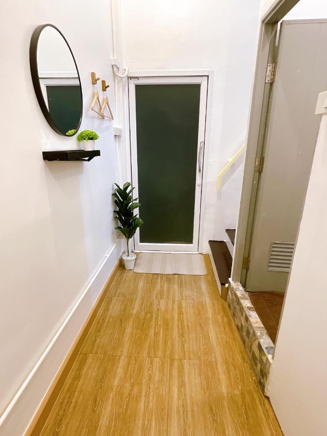 Lively And Cozy Canal House ,Entire House Банкок Екстериор снимка